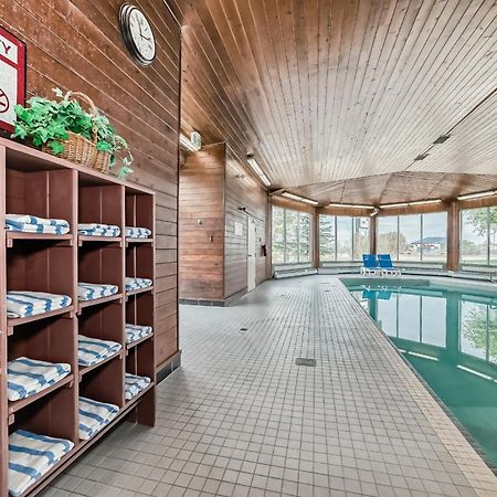 Stony Plain Inn & Suites エクステリア 写真