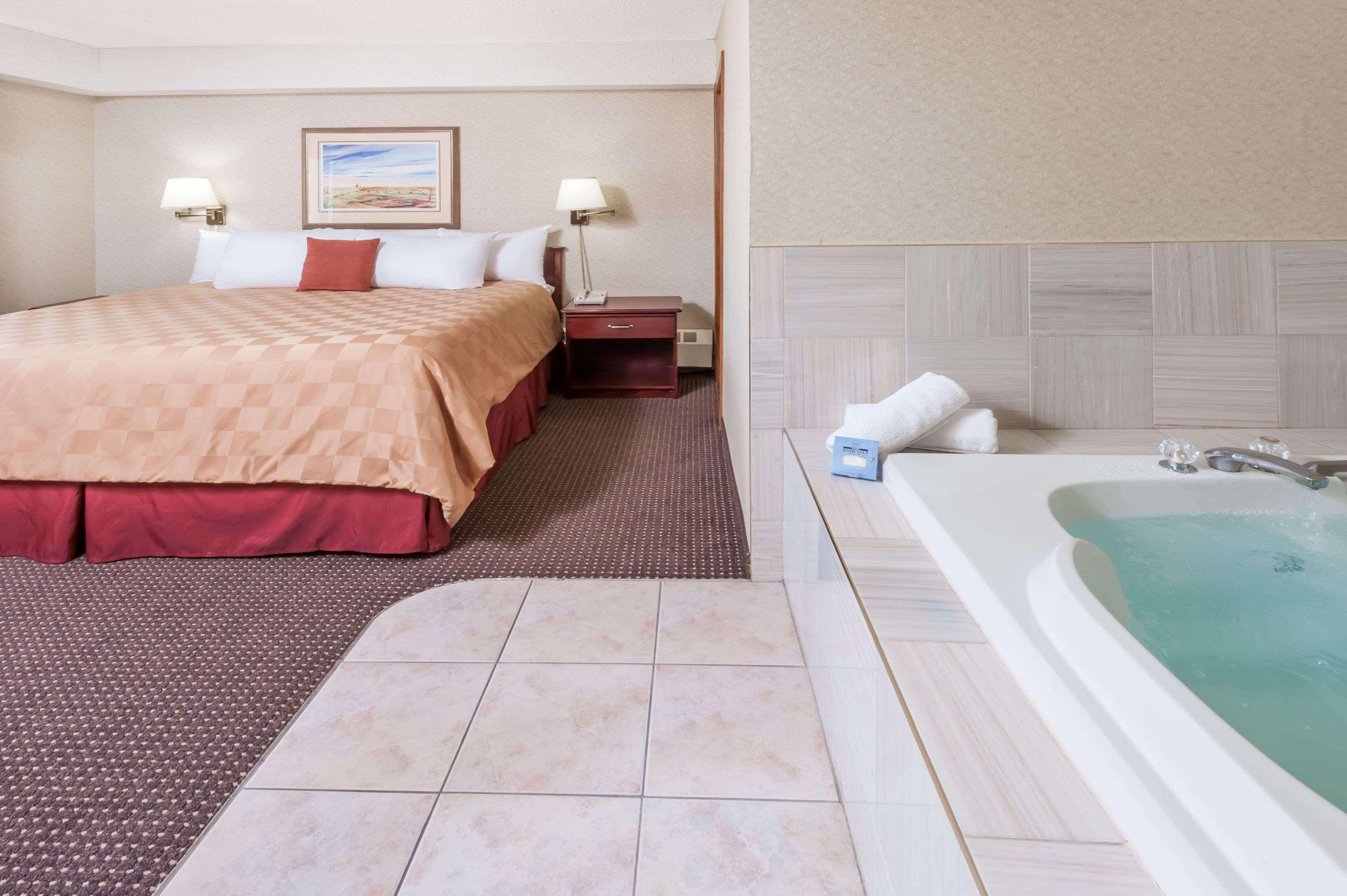 Stony Plain Inn & Suites エクステリア 写真