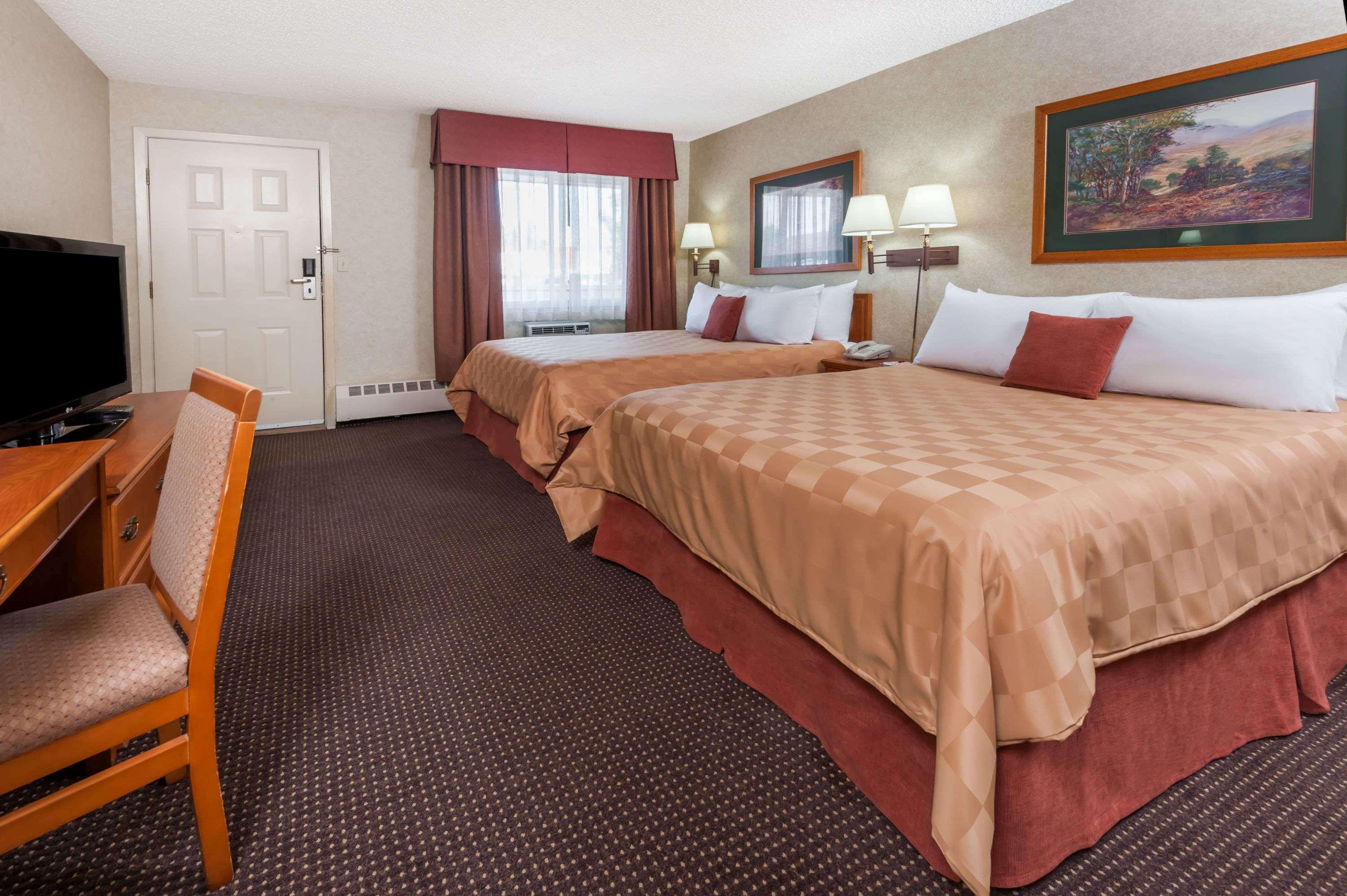 Stony Plain Inn & Suites エクステリア 写真