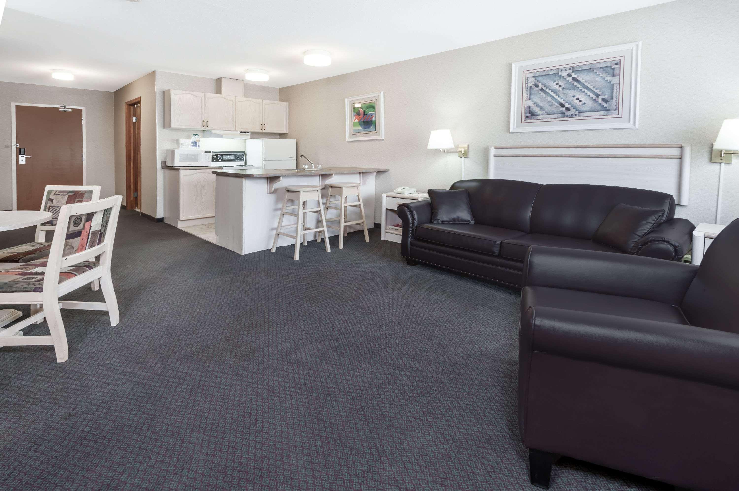 Stony Plain Inn & Suites エクステリア 写真