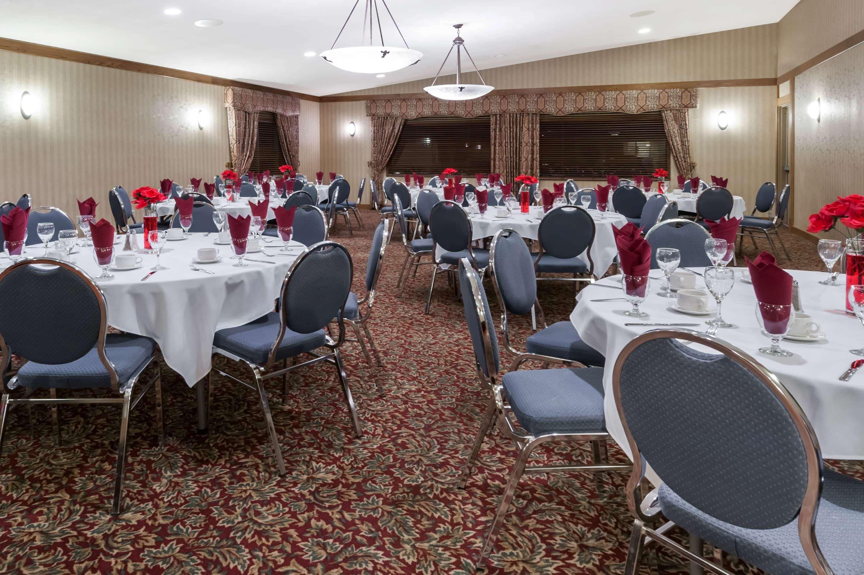 Stony Plain Inn & Suites エクステリア 写真