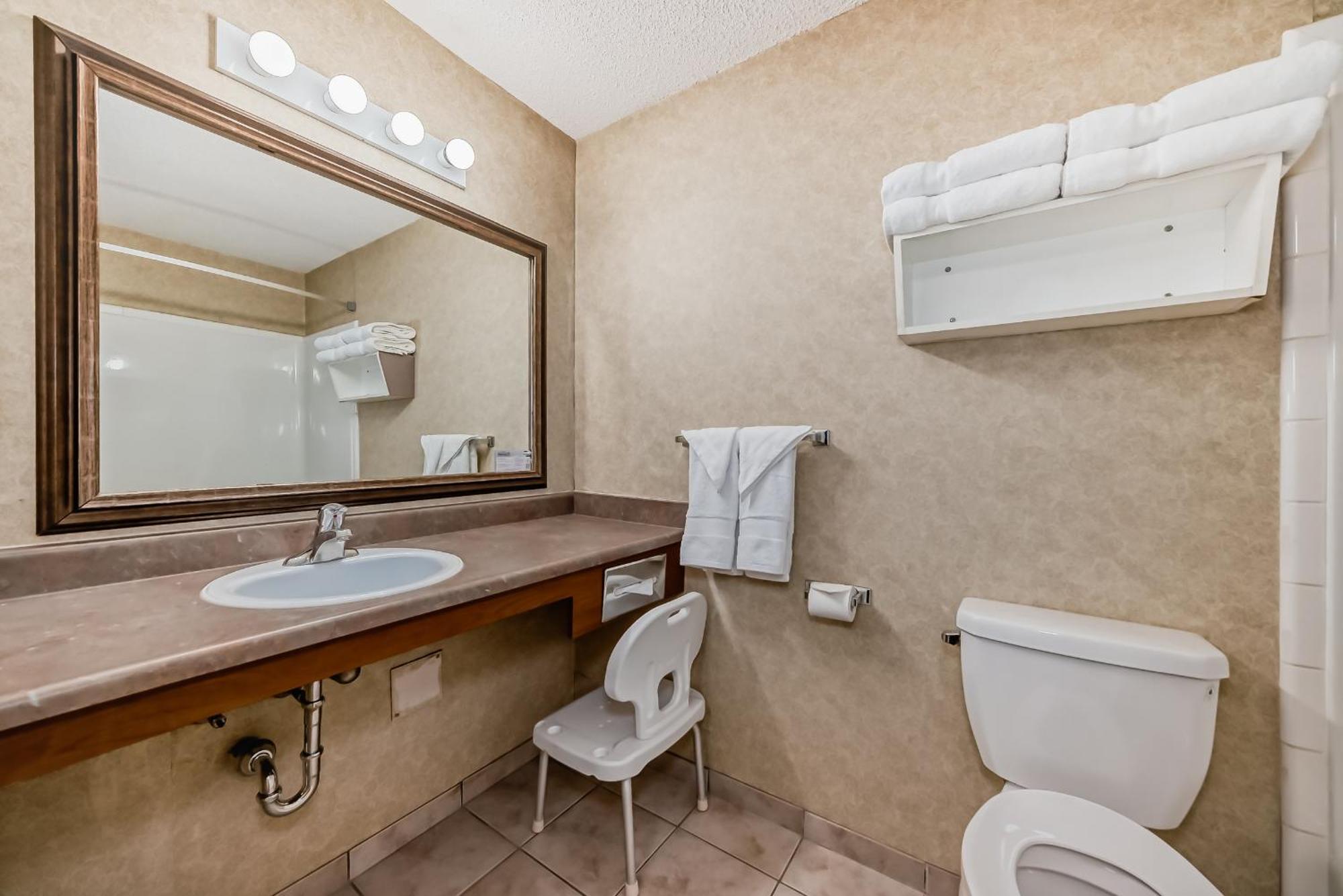 Stony Plain Inn & Suites エクステリア 写真