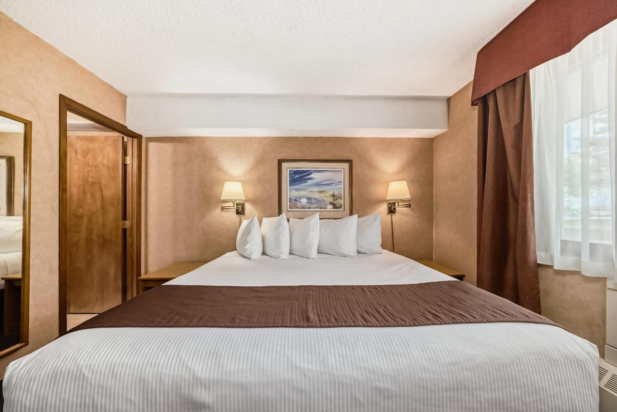 Stony Plain Inn & Suites エクステリア 写真
