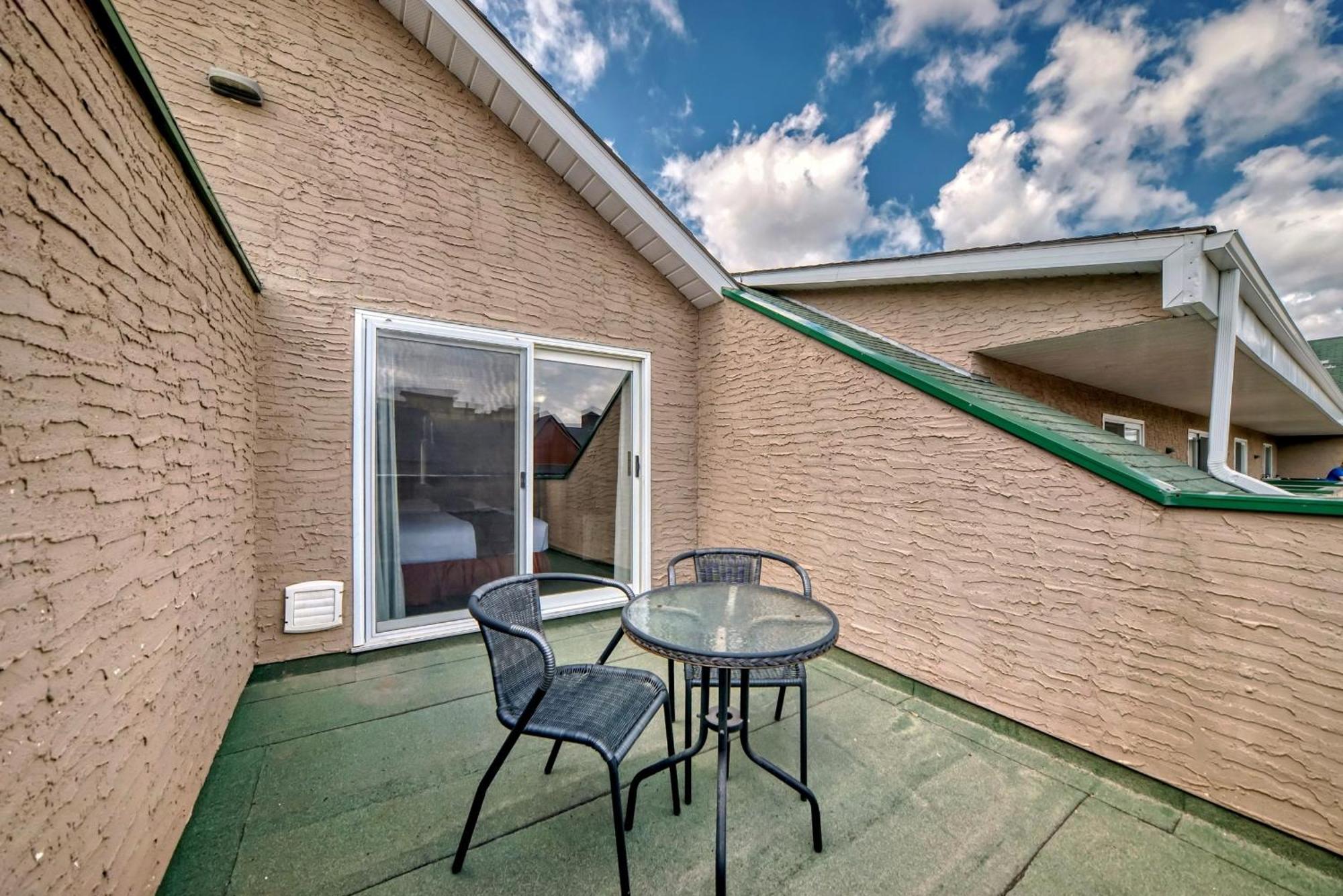 Stony Plain Inn & Suites エクステリア 写真