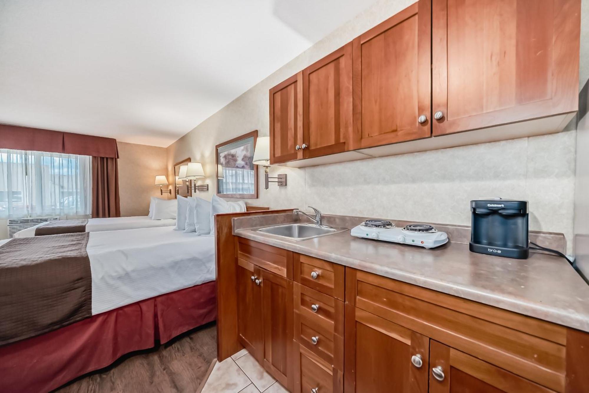 Stony Plain Inn & Suites エクステリア 写真