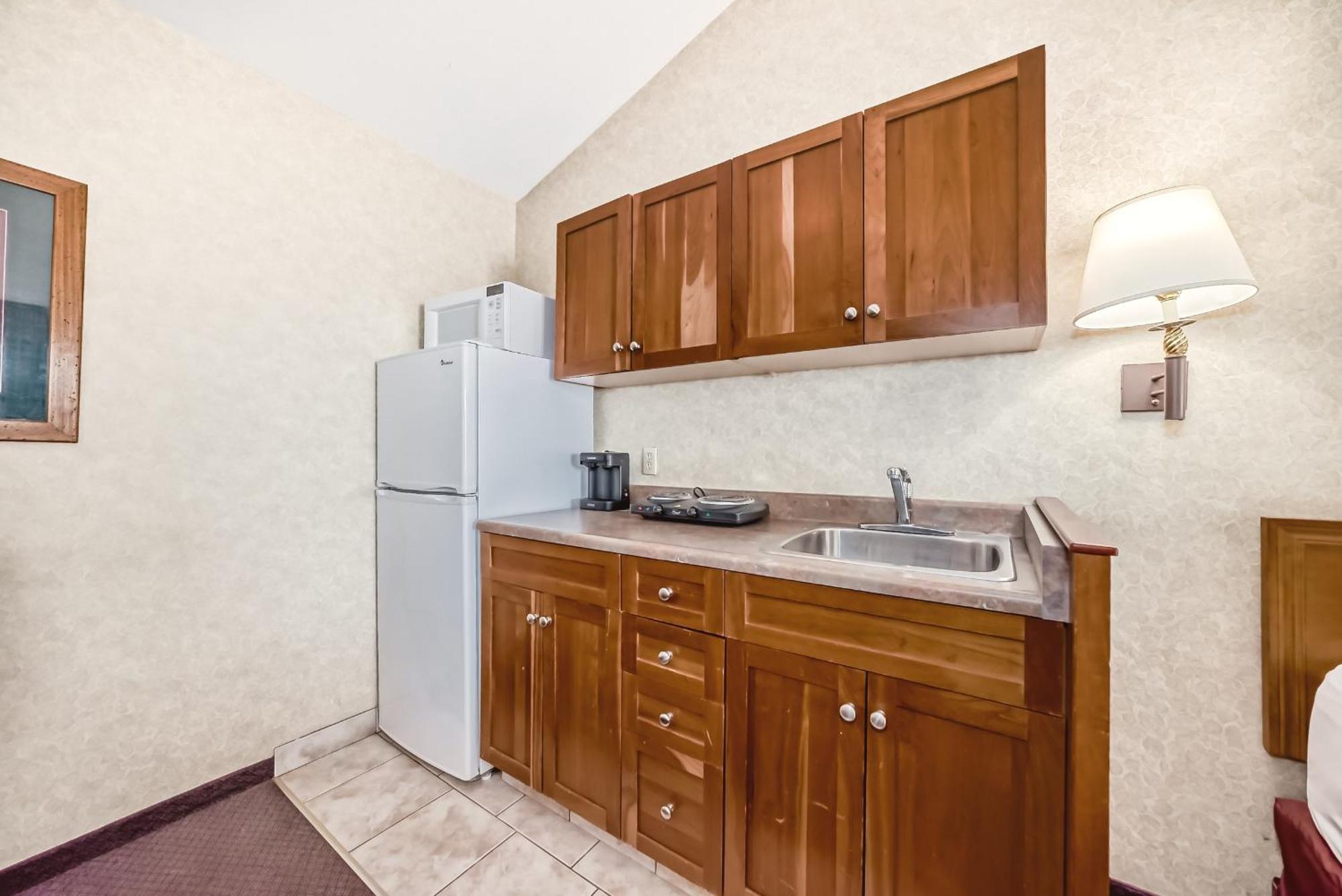 Stony Plain Inn & Suites エクステリア 写真
