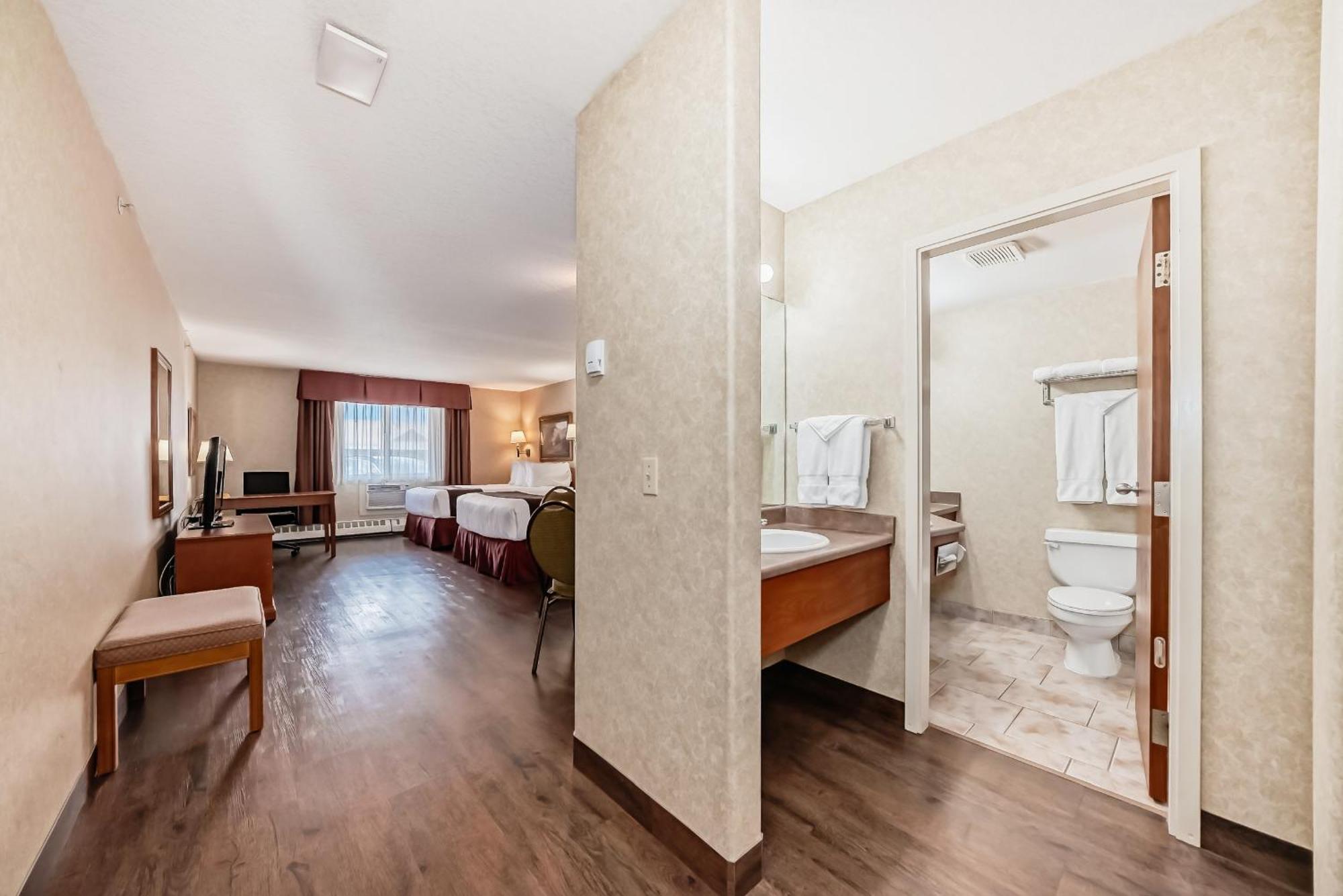 Stony Plain Inn & Suites エクステリア 写真