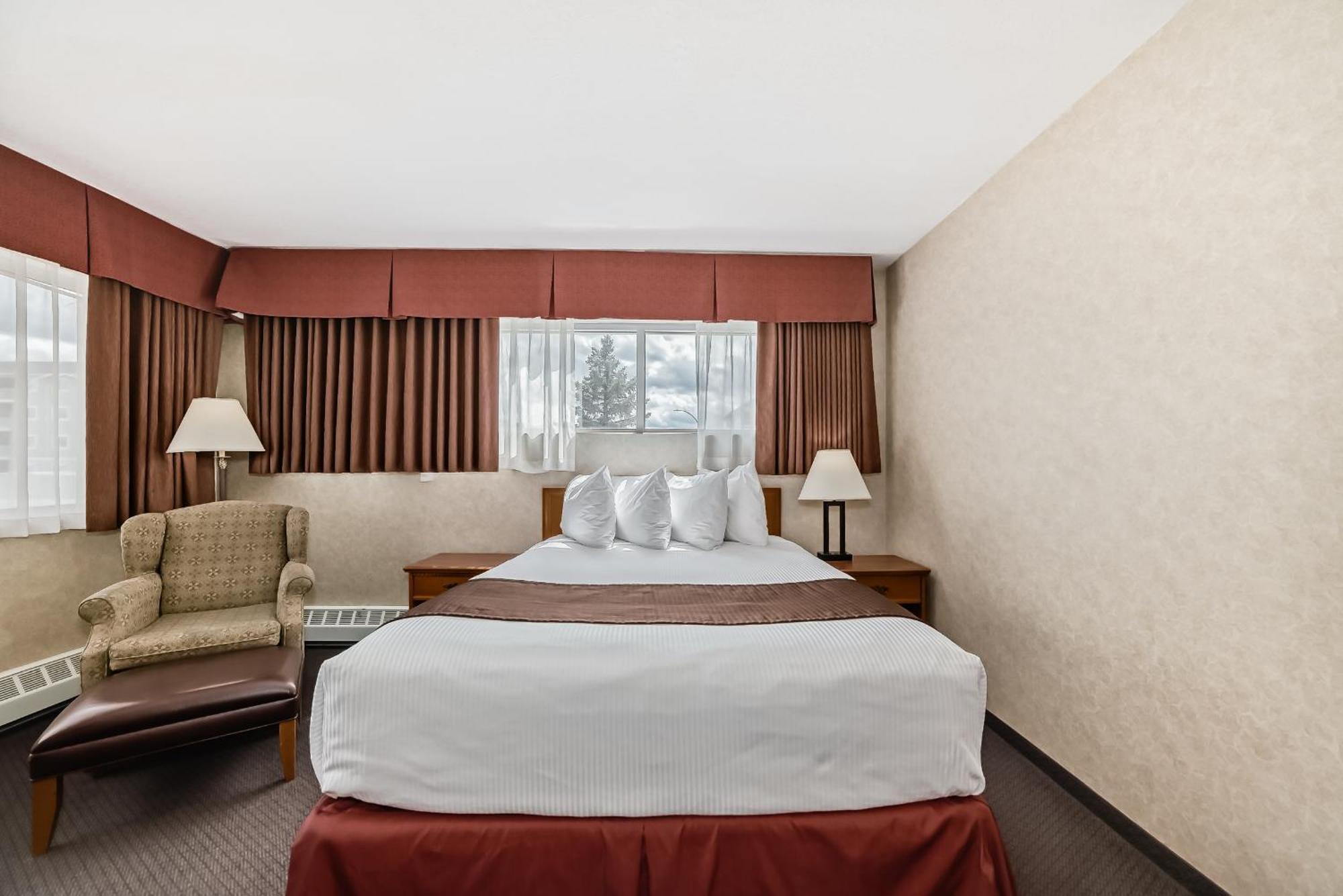 Stony Plain Inn & Suites エクステリア 写真