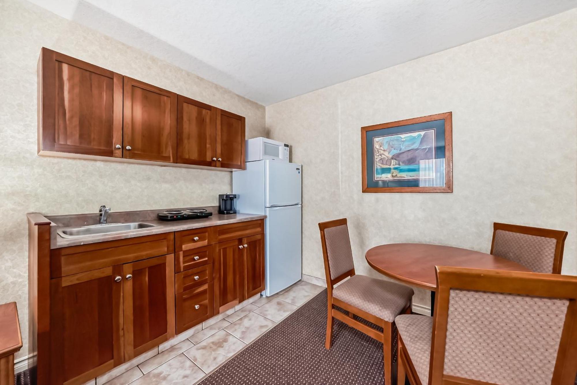 Stony Plain Inn & Suites エクステリア 写真