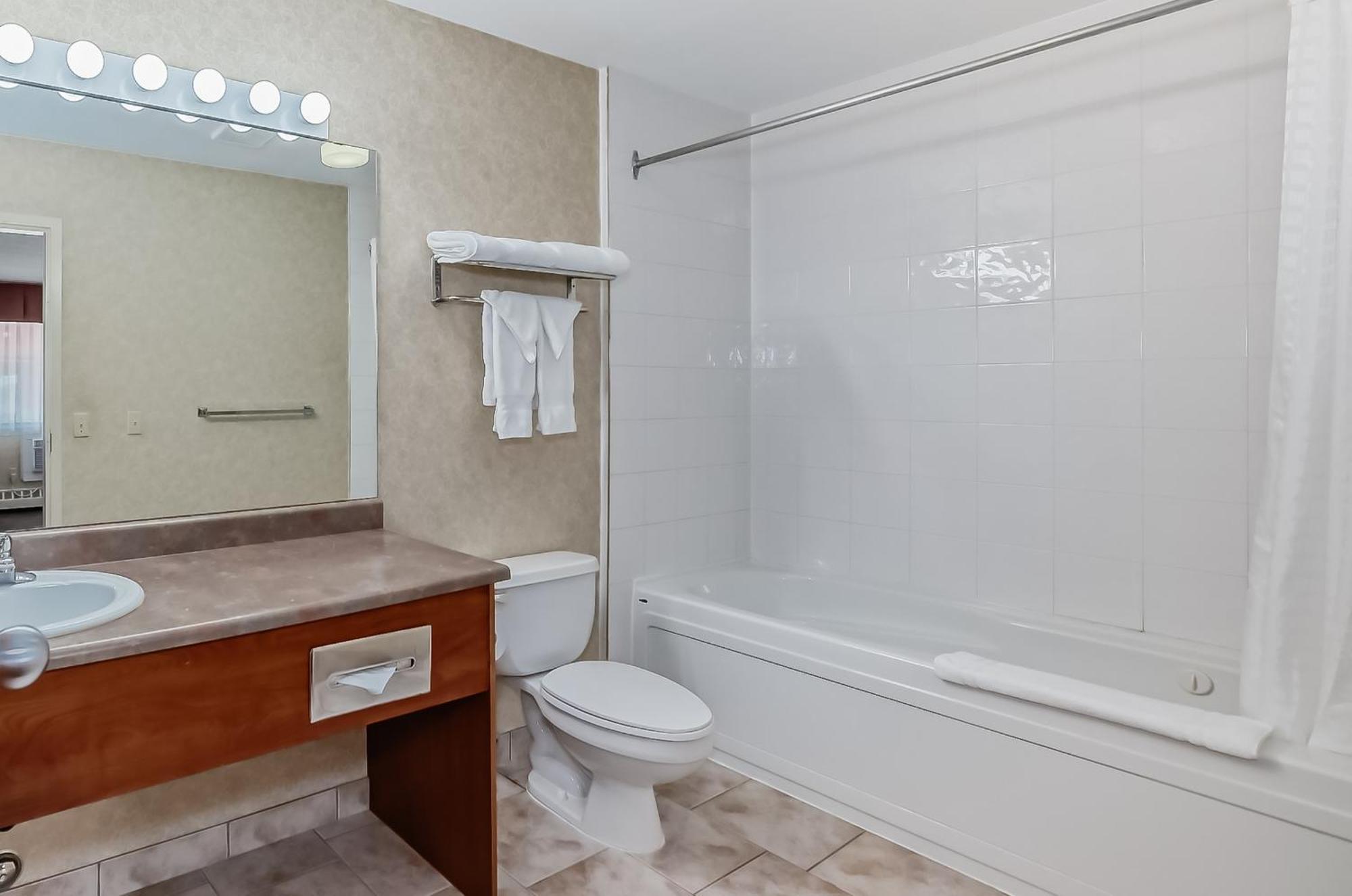Stony Plain Inn & Suites エクステリア 写真