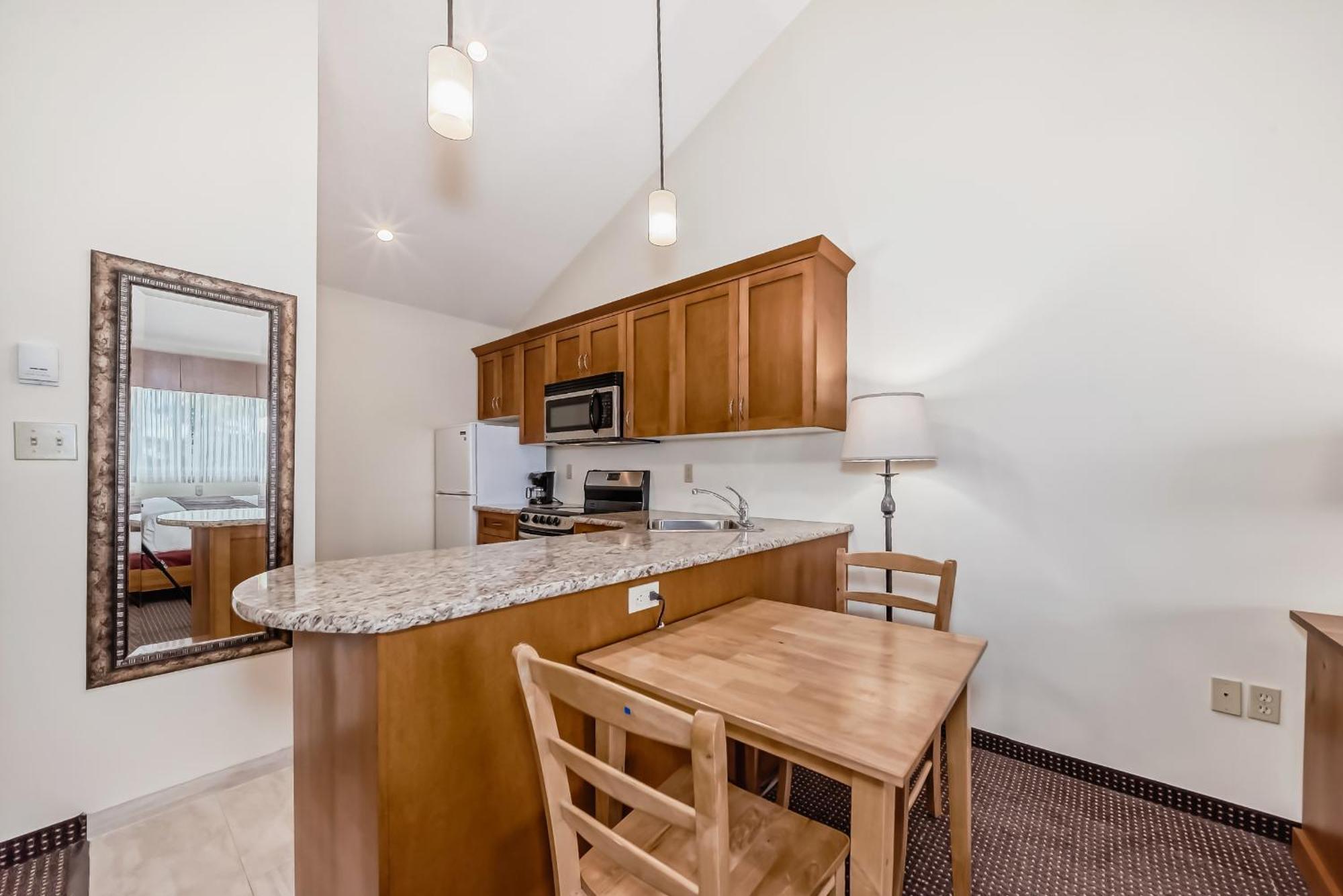 Stony Plain Inn & Suites エクステリア 写真