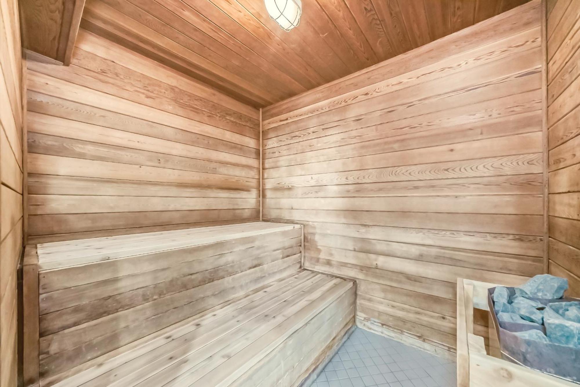 Stony Plain Inn & Suites エクステリア 写真
