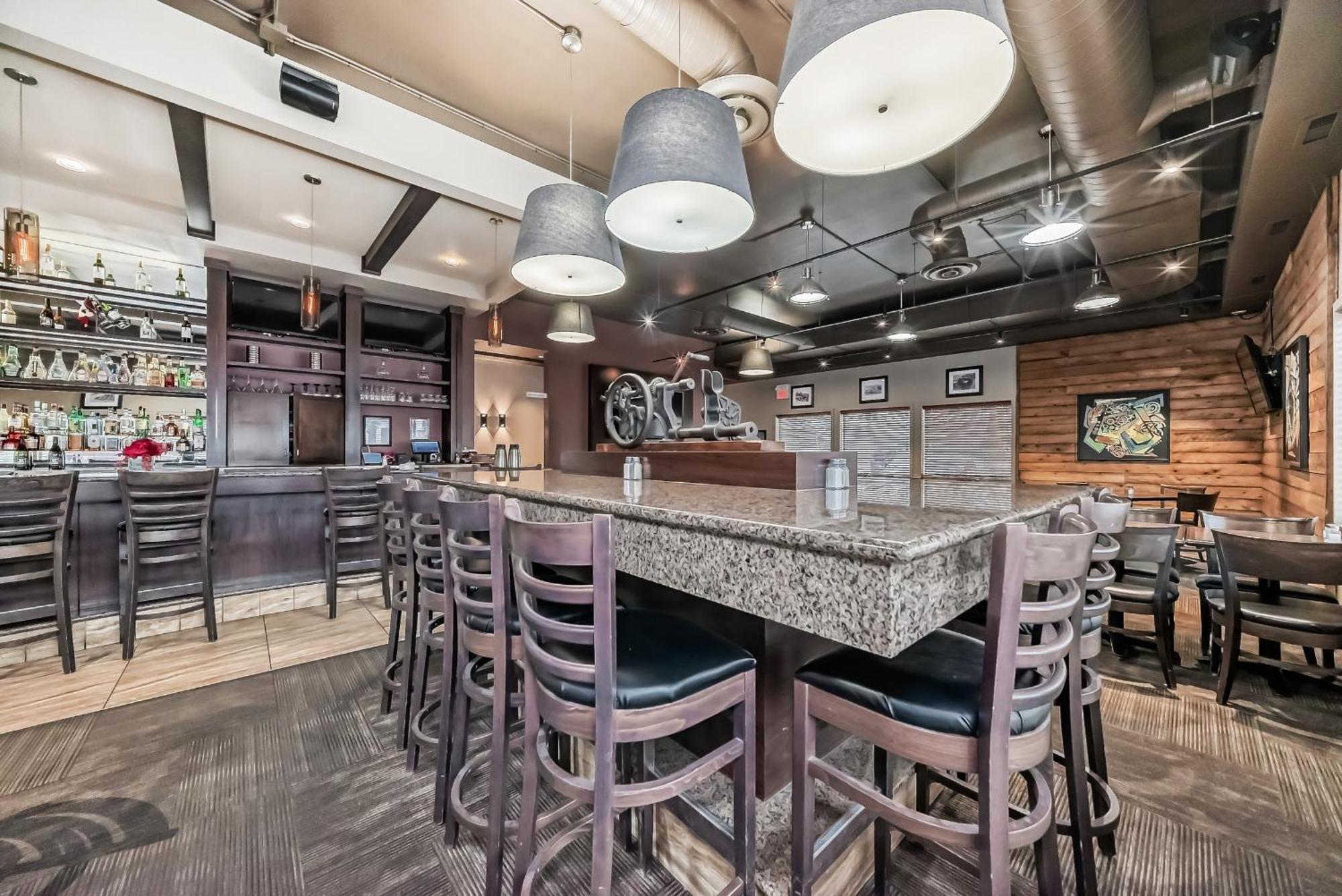 Stony Plain Inn & Suites エクステリア 写真