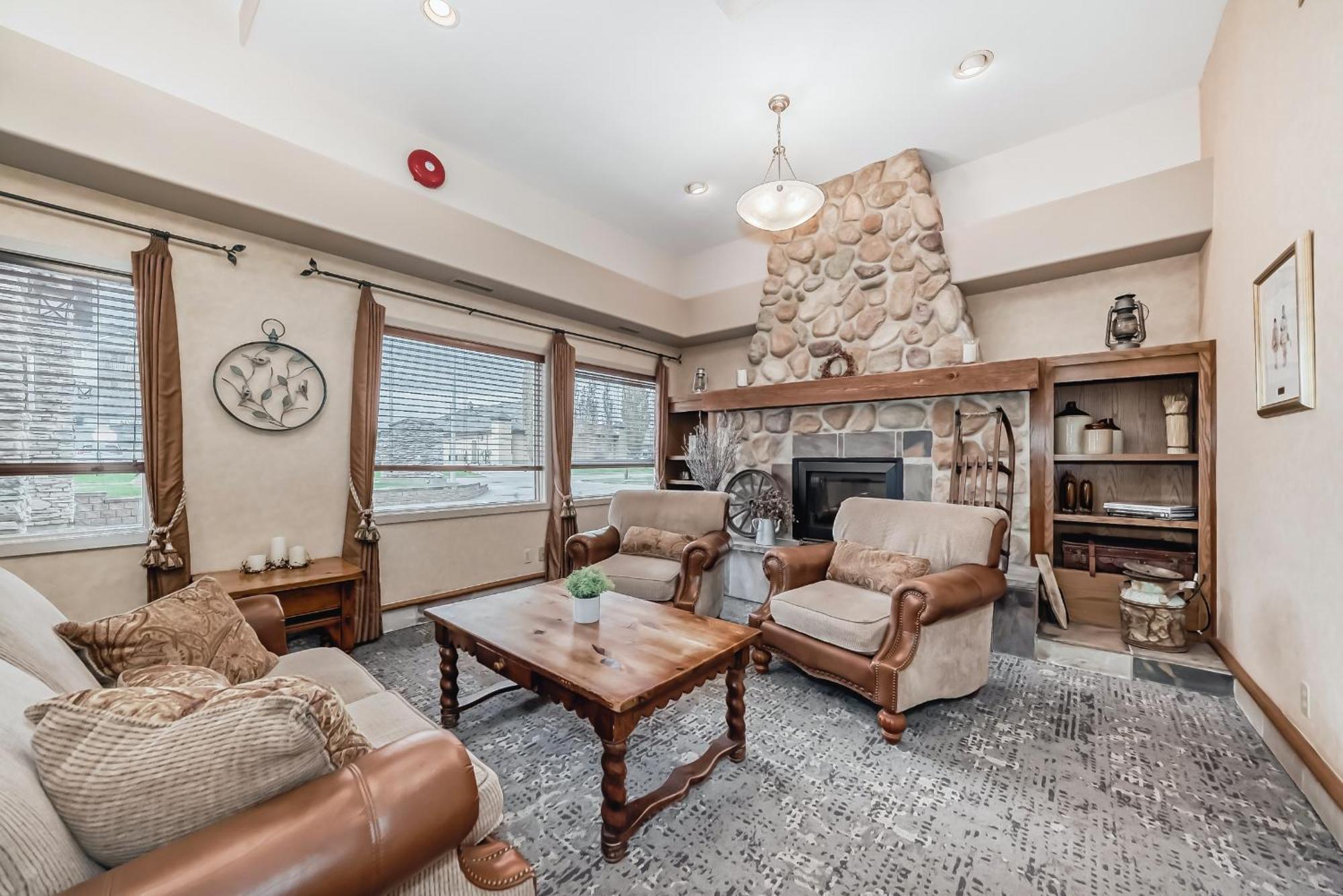 Stony Plain Inn & Suites エクステリア 写真