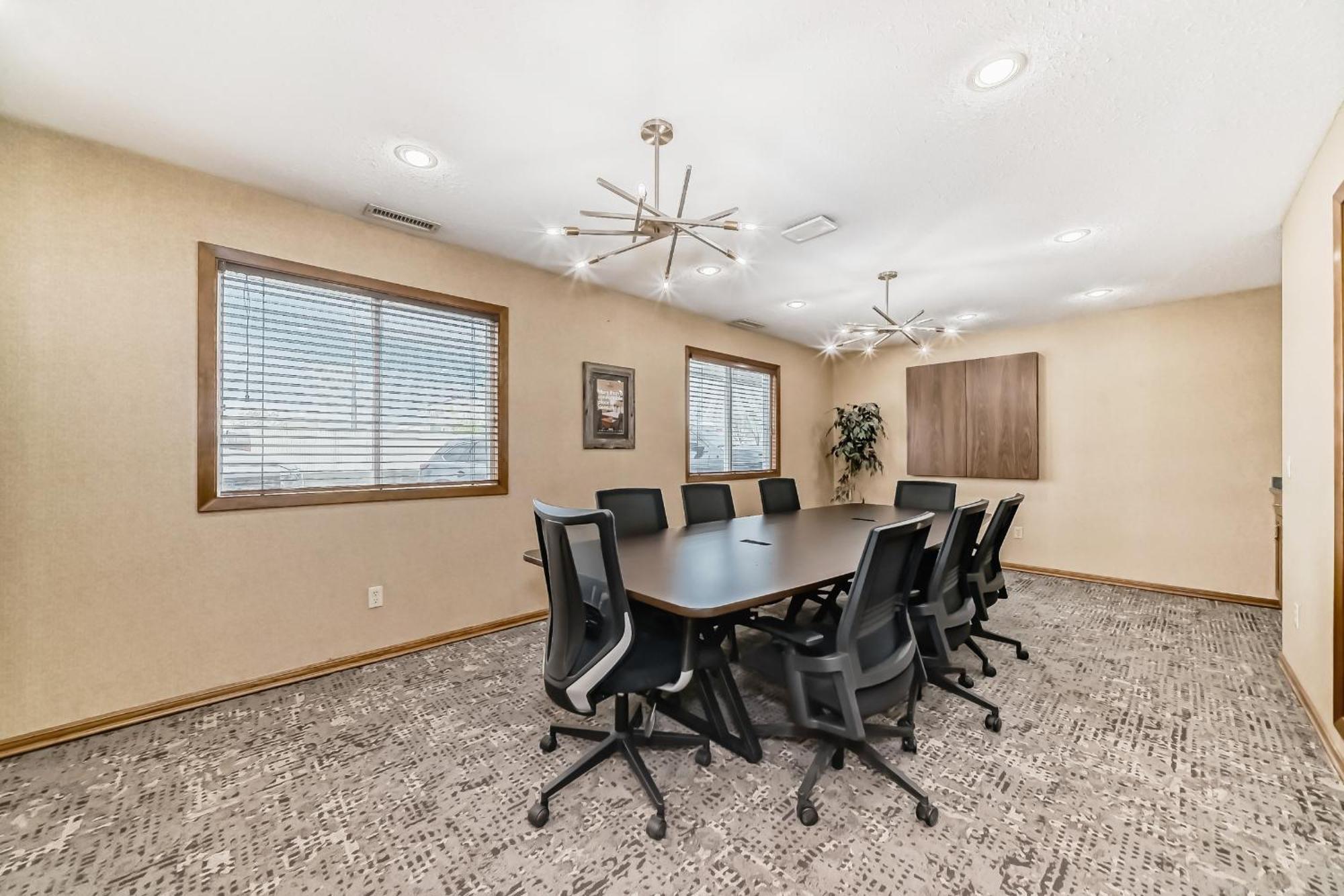 Stony Plain Inn & Suites エクステリア 写真