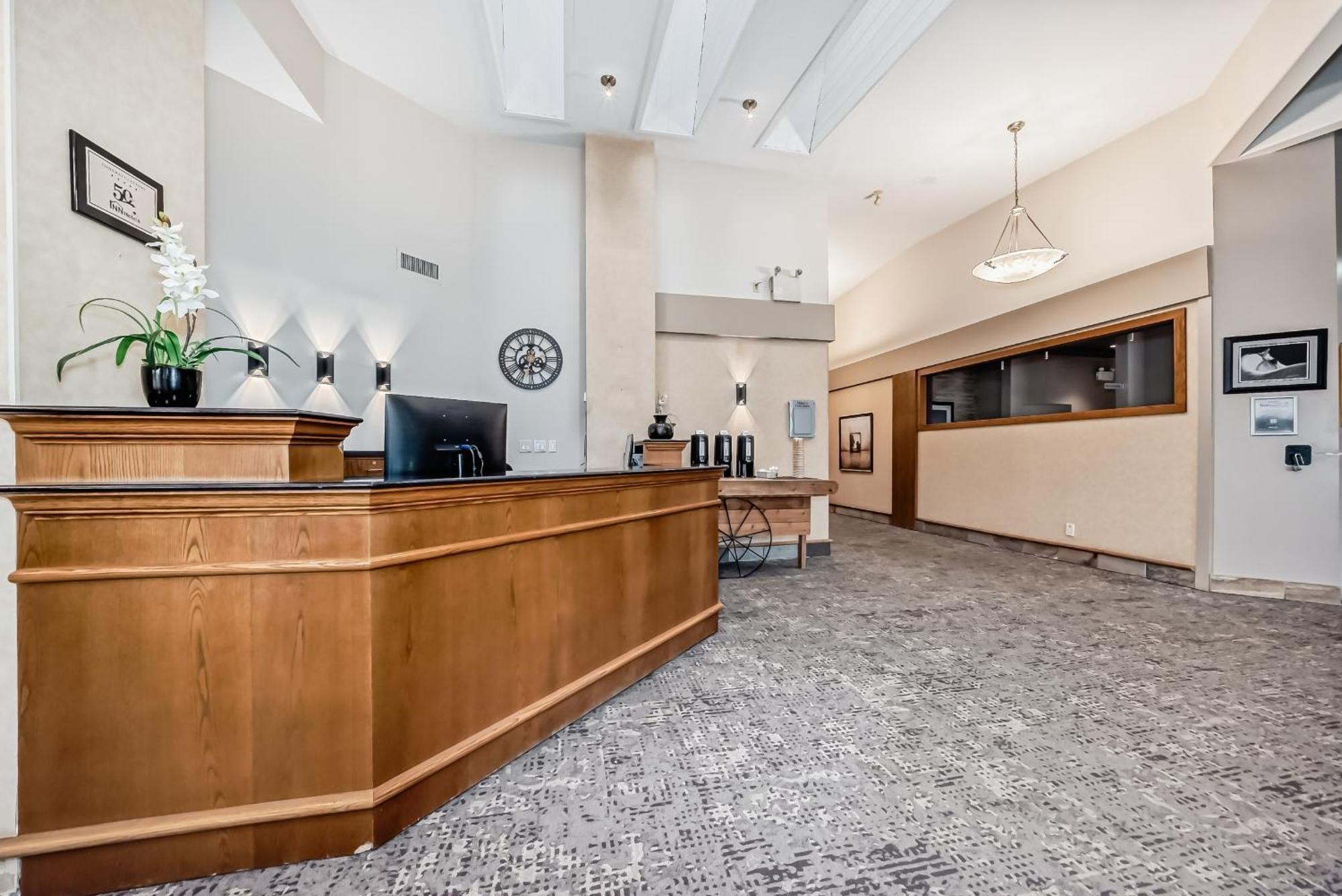 Stony Plain Inn & Suites エクステリア 写真