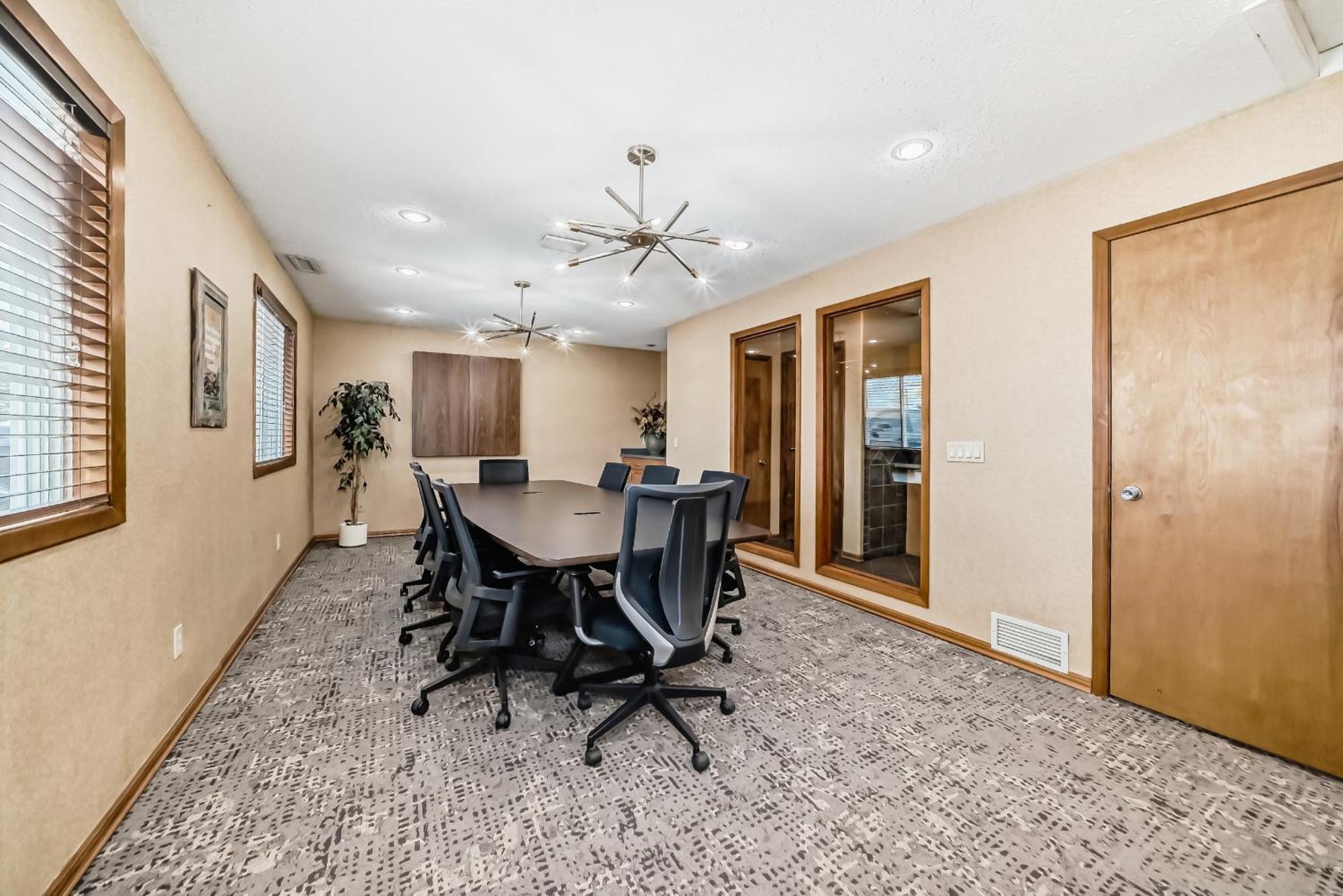 Stony Plain Inn & Suites エクステリア 写真