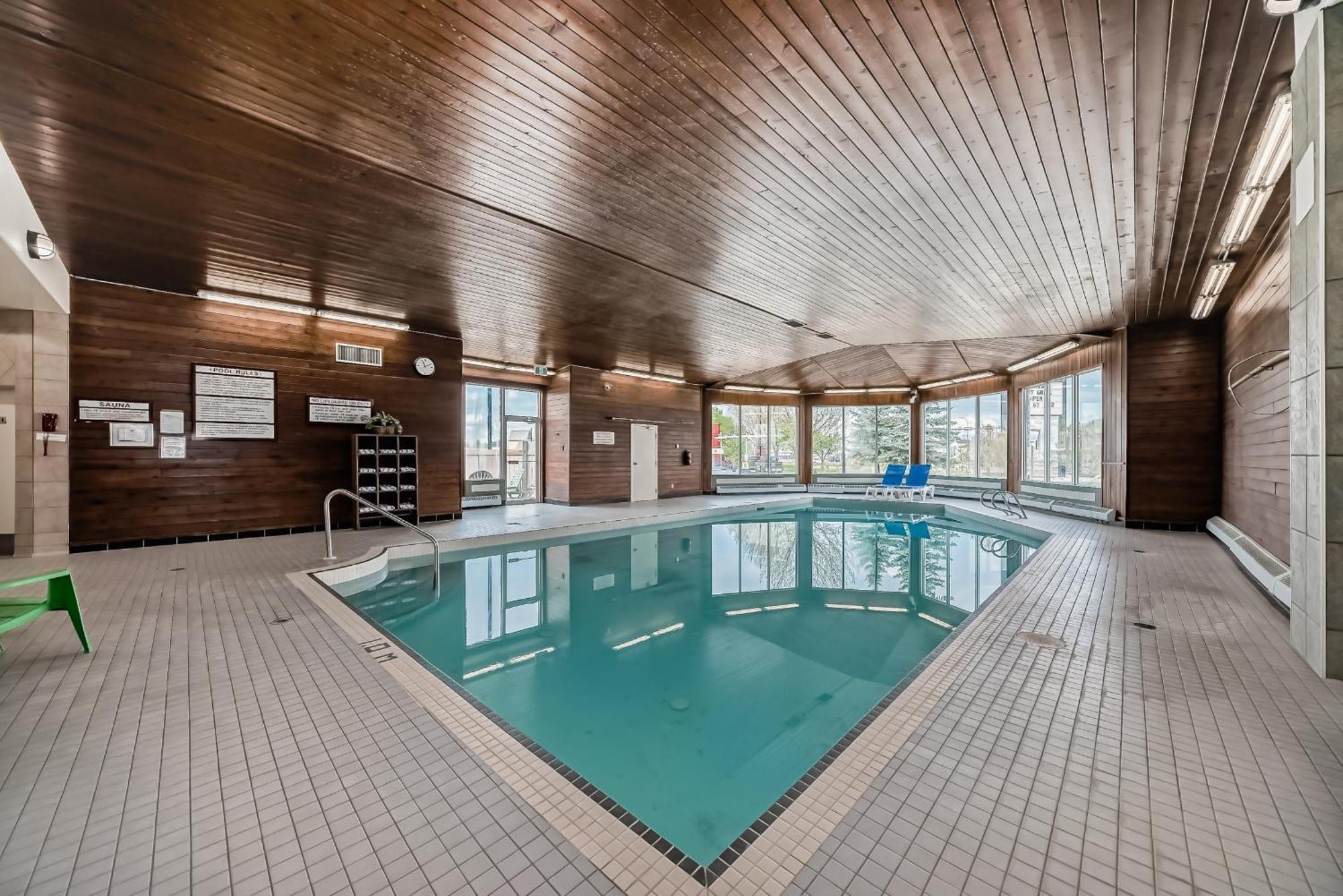Stony Plain Inn & Suites エクステリア 写真