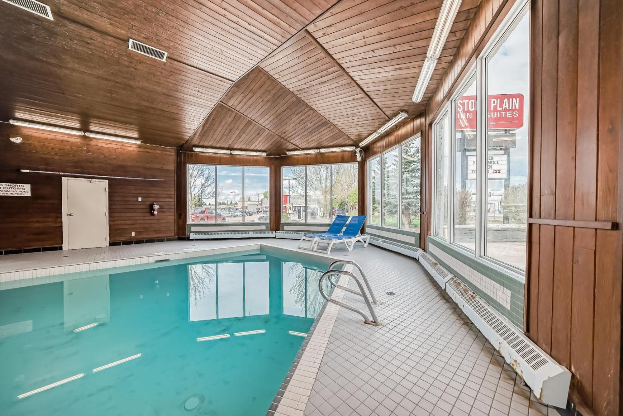 Stony Plain Inn & Suites エクステリア 写真
