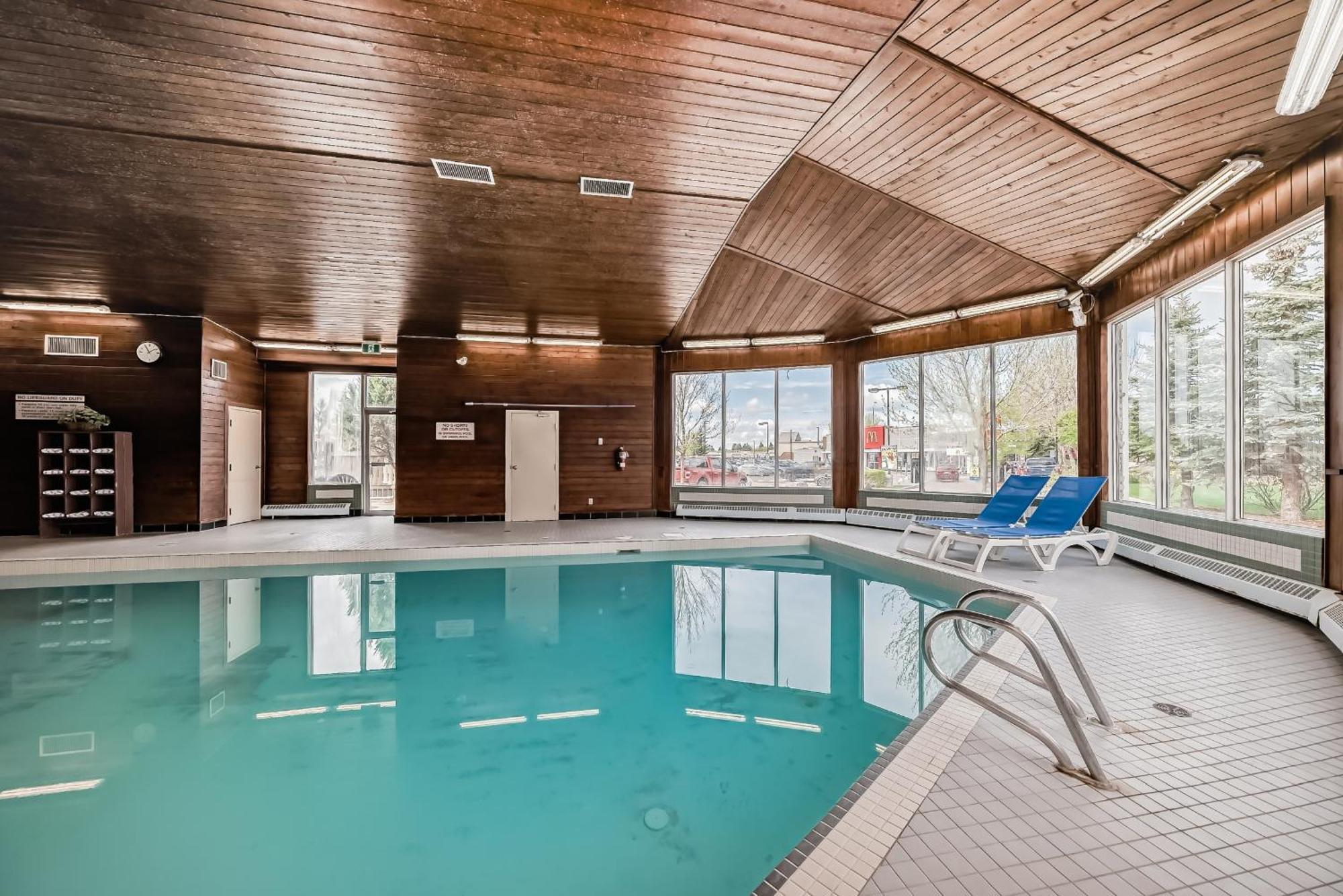 Stony Plain Inn & Suites エクステリア 写真